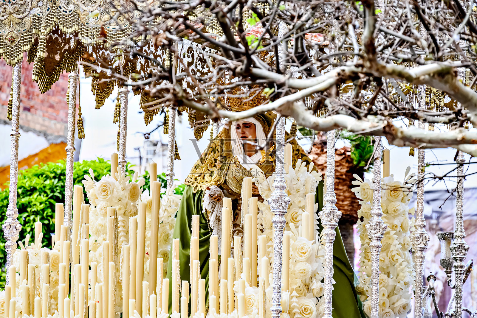 塞维利亚阿尔卡拉德瓜达伊拉圣周期间的橄榄树圣母像照片摄影图片