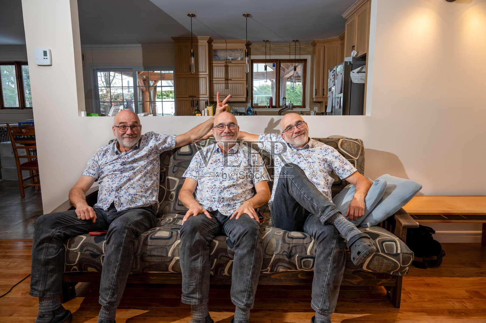 男人想象自己与自己的分身坐在一起照片摄影图片