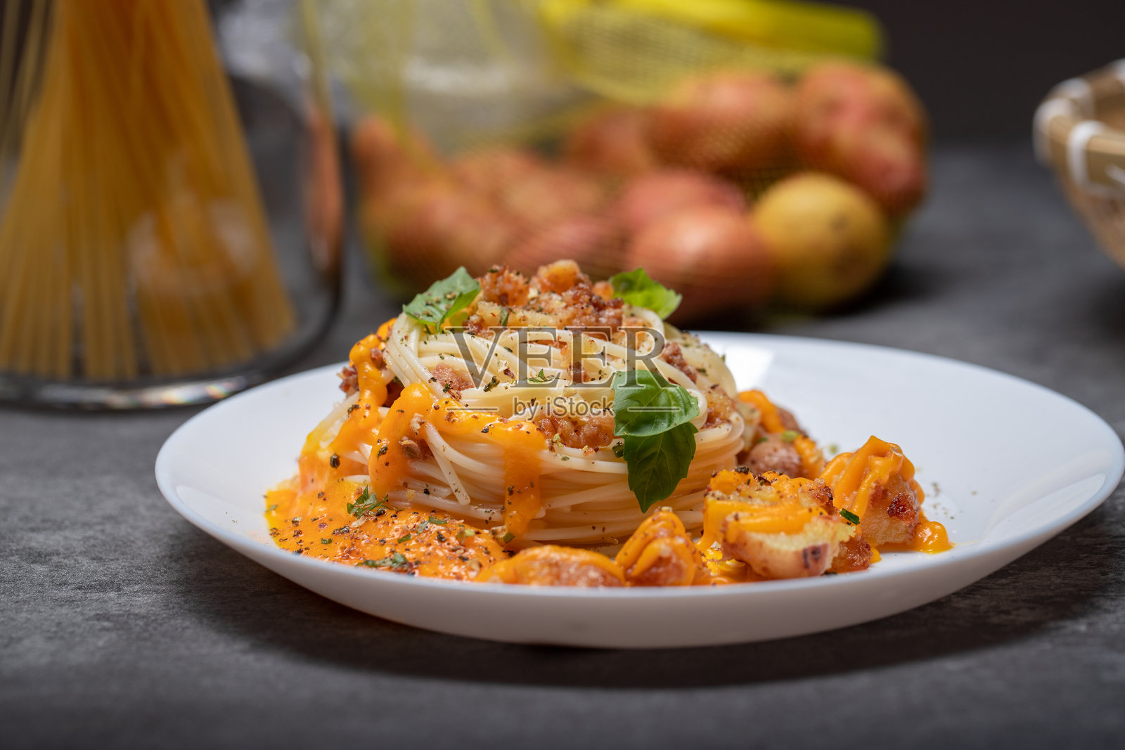 橙汁意面配薄荷照片摄影图片