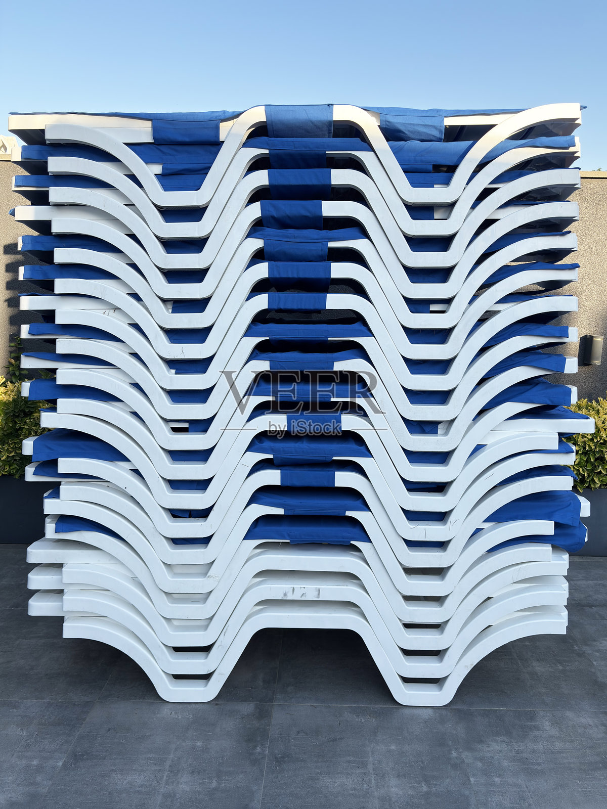 堆叠的躺椅构成抽象图案照片摄影图片