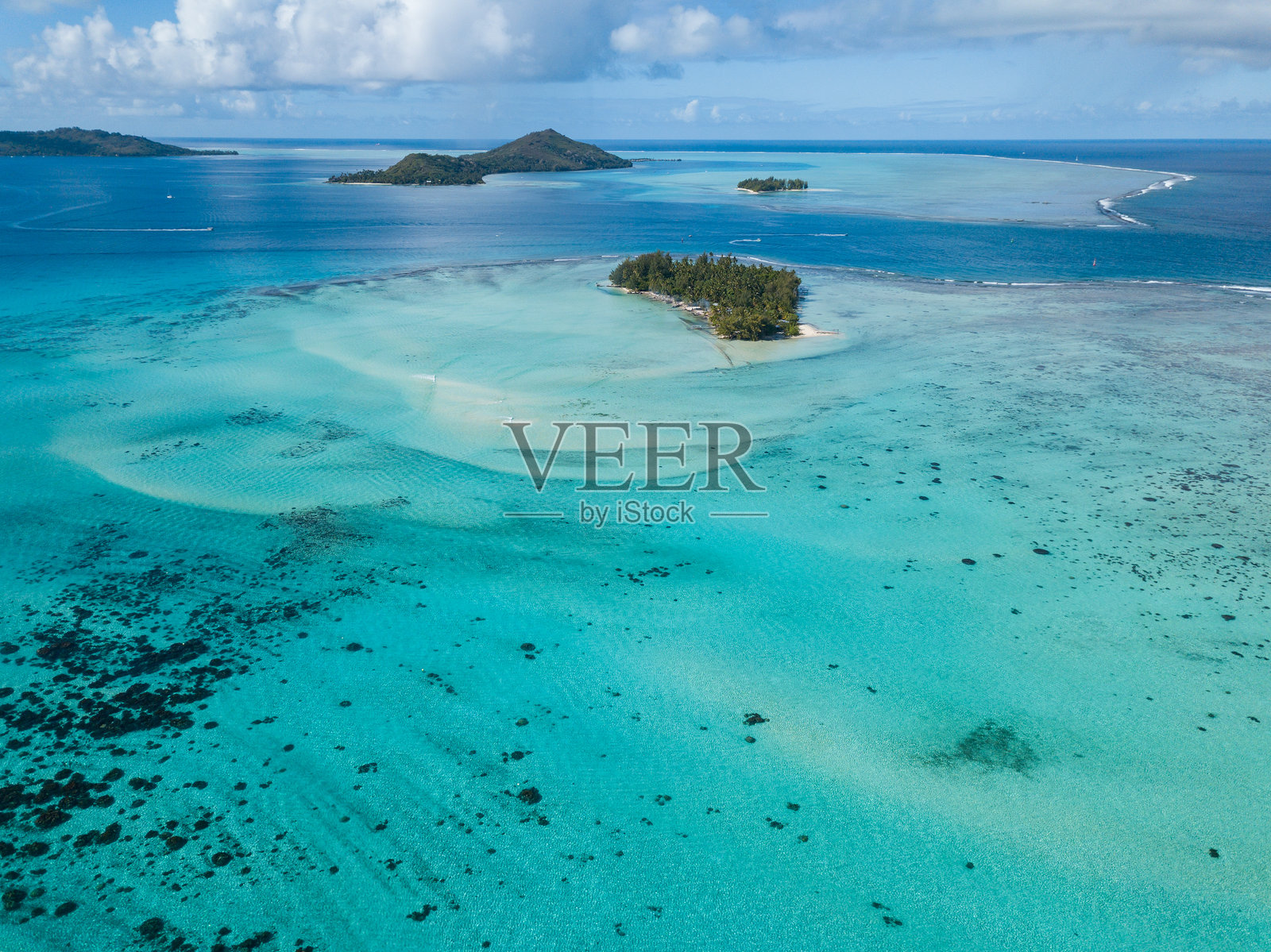 从无人机上拍摄的俯瞰图,展示了法属波利尼西亚南太平洋大溪地岛的波拉波拉岛上的蓝色泻湖和奥特马努山(波拉波拉岛航拍)照片摄影图片