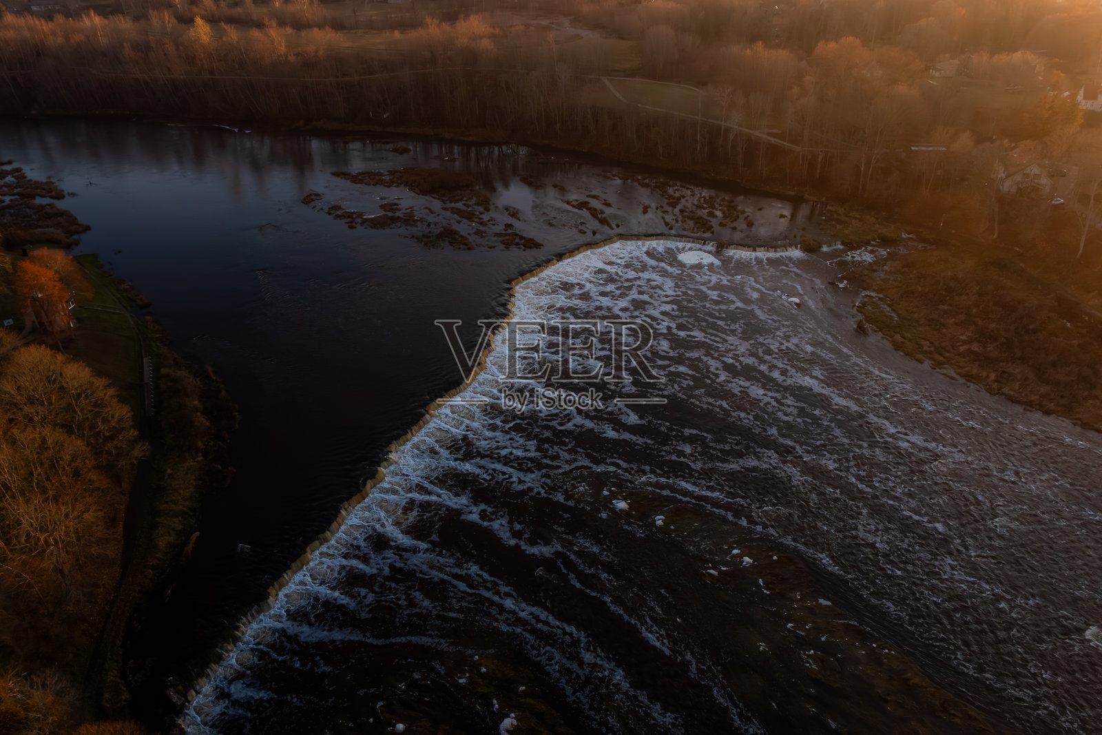 傍晚时分,库尔迪加的文塔斯伦巴瀑布的鸟瞰图照片摄影图片