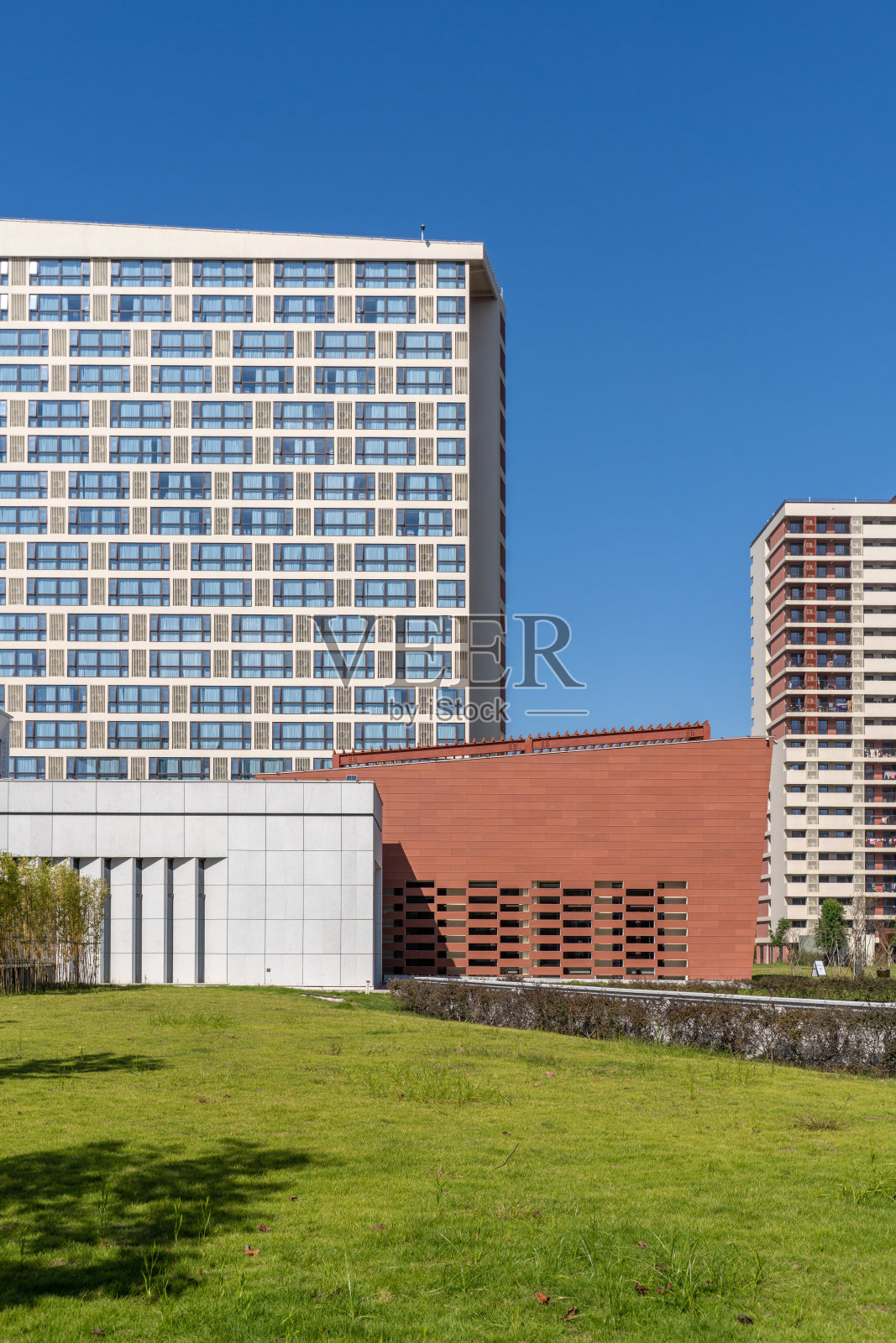 绿地前的现代城市建筑照片摄影图片