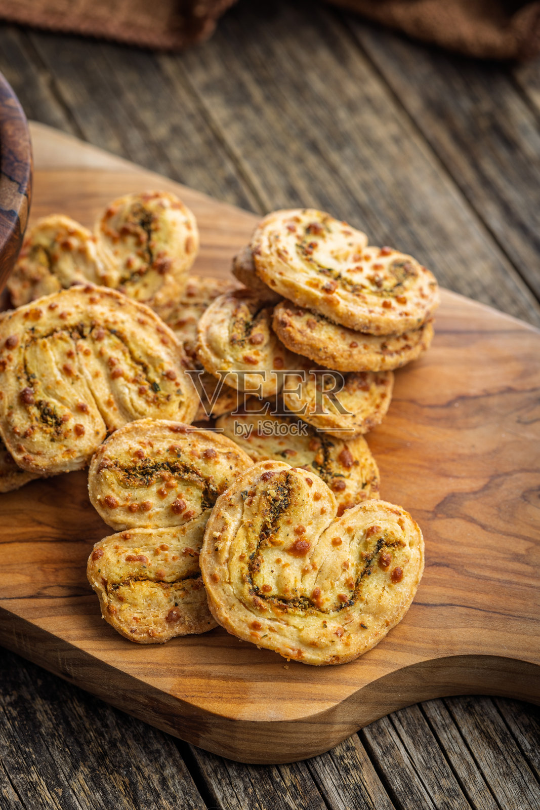 木桌上的香脆咸味饼干照片摄影图片
