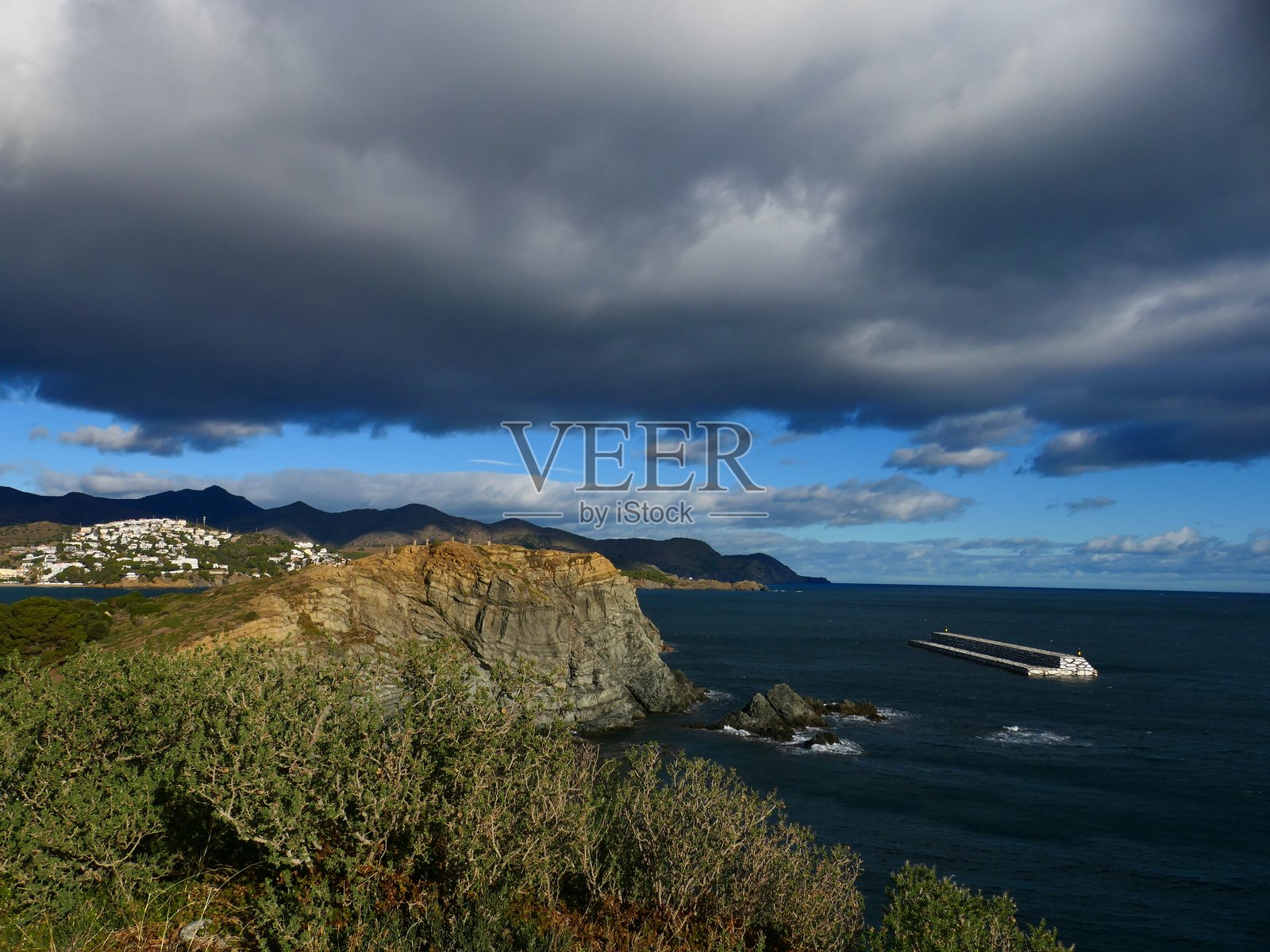 西班牙加泰罗尼亚布拉瓦海岸的兰萨海滨照片摄影图片