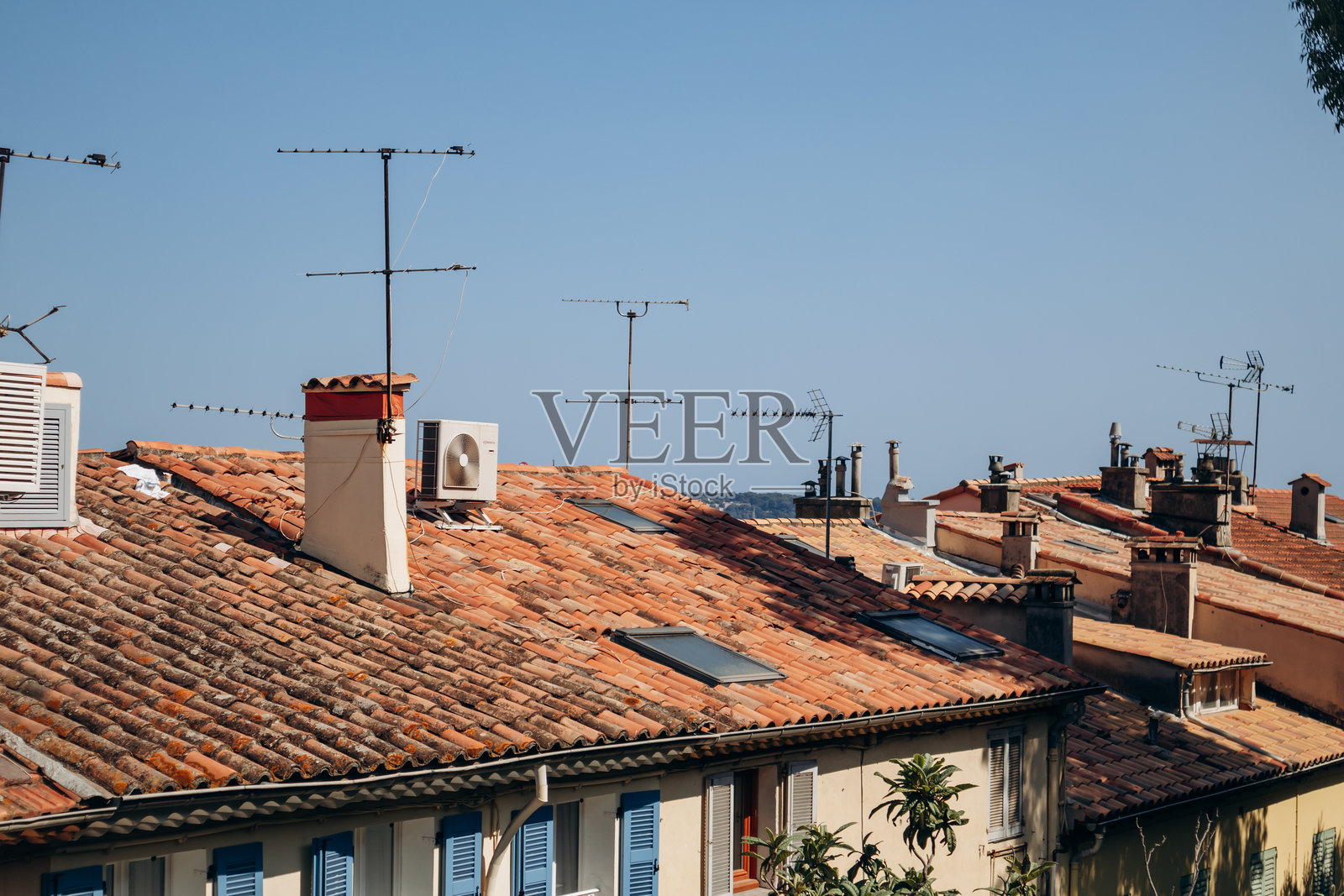 法国戛纳老城区的风景如画的屋顶照片摄影图片