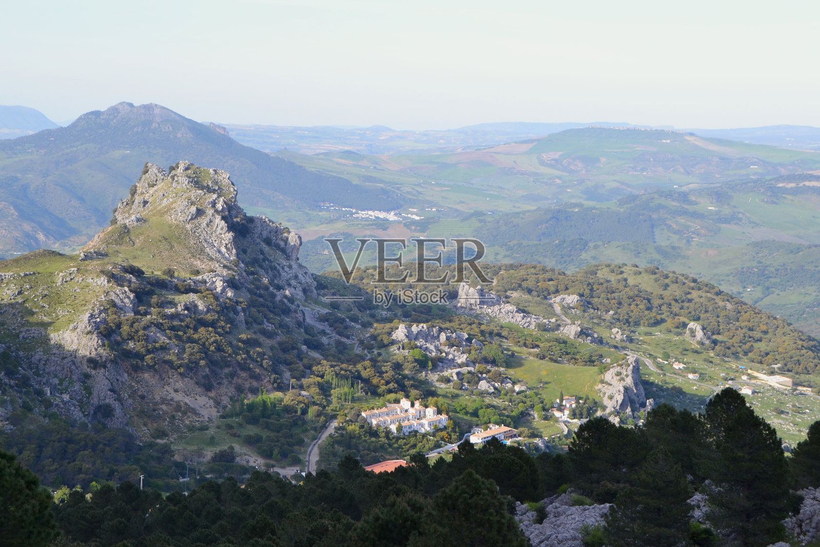 安达卢西亚格拉萨莱马山脉中一座小村庄的景观照片摄影图片