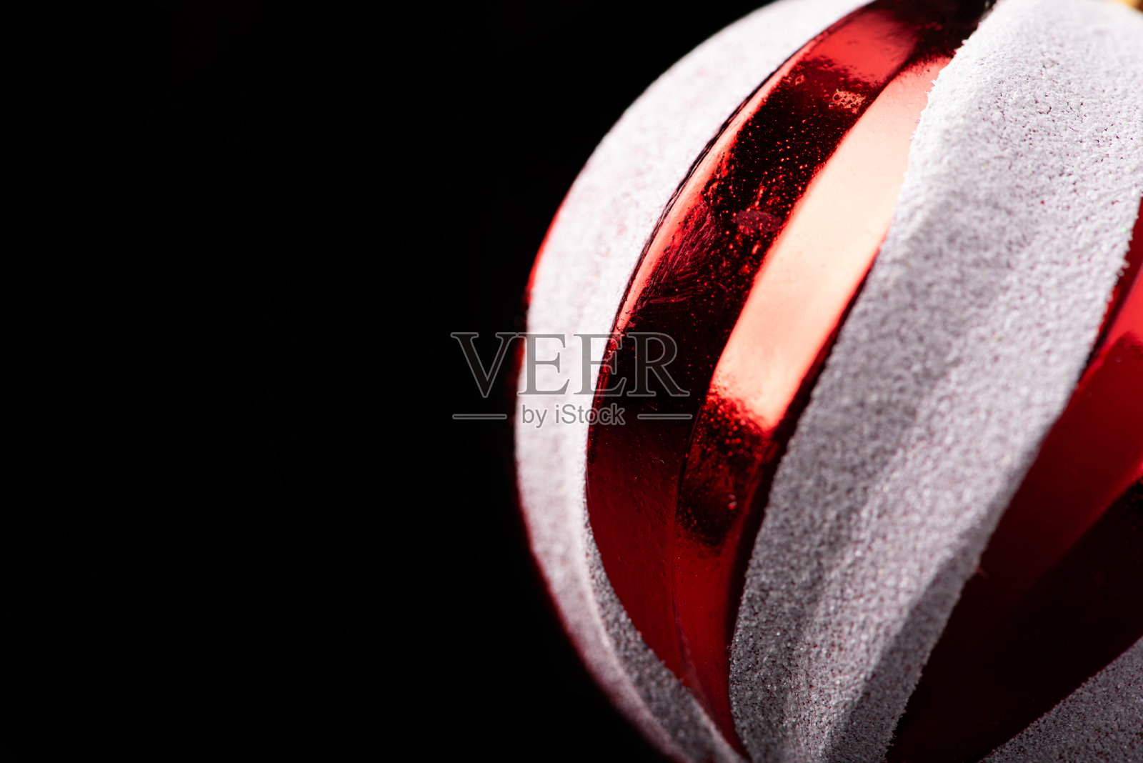 圣诞装饰品,微距镜头下看到的圣诞装饰品精美细节,黑色背景,焦点选择。照片摄影图片