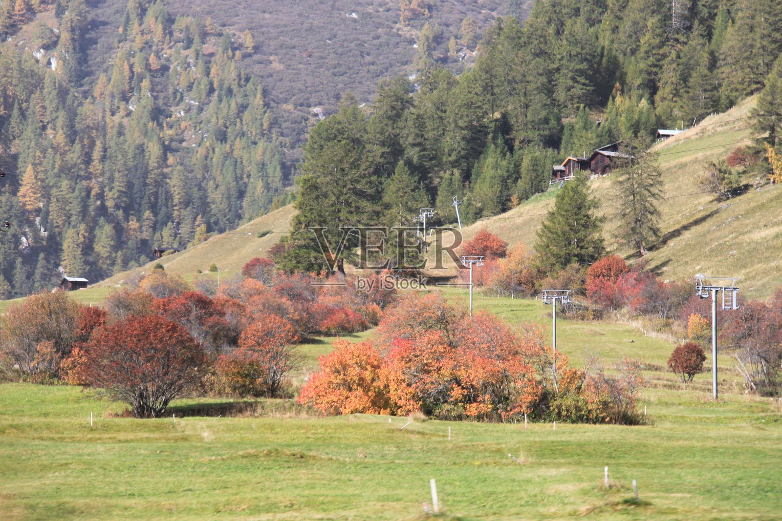 瑞士阿尔卑斯山的秋景。瑞士山村风光。照片摄影图片