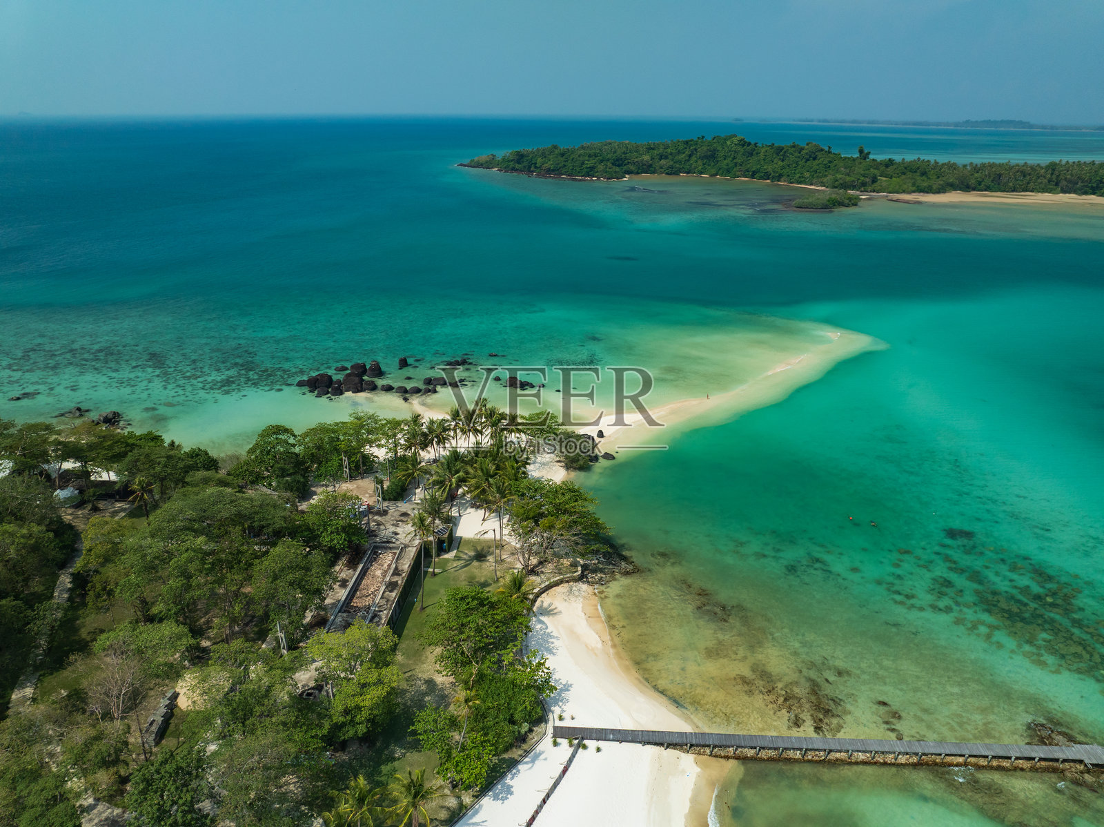 阁兰岛是泰国东部尖竹汶府一个靠近阁骨岛的小岛。它拥有美丽的白沙滩和清澈的海水。照片摄影图片