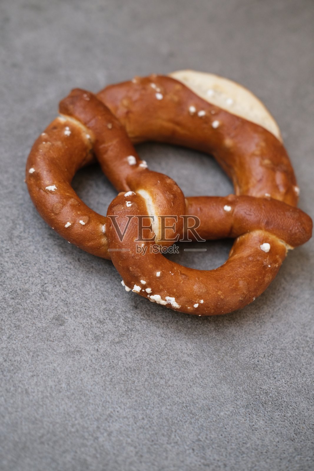 美味的传统巴伐利亚椒盐卷饼,外皮酥脆,带有咸味的棕色外壳。德国椒盐卷饼。慕尼黑啤酒节上的食物照片摄影图片