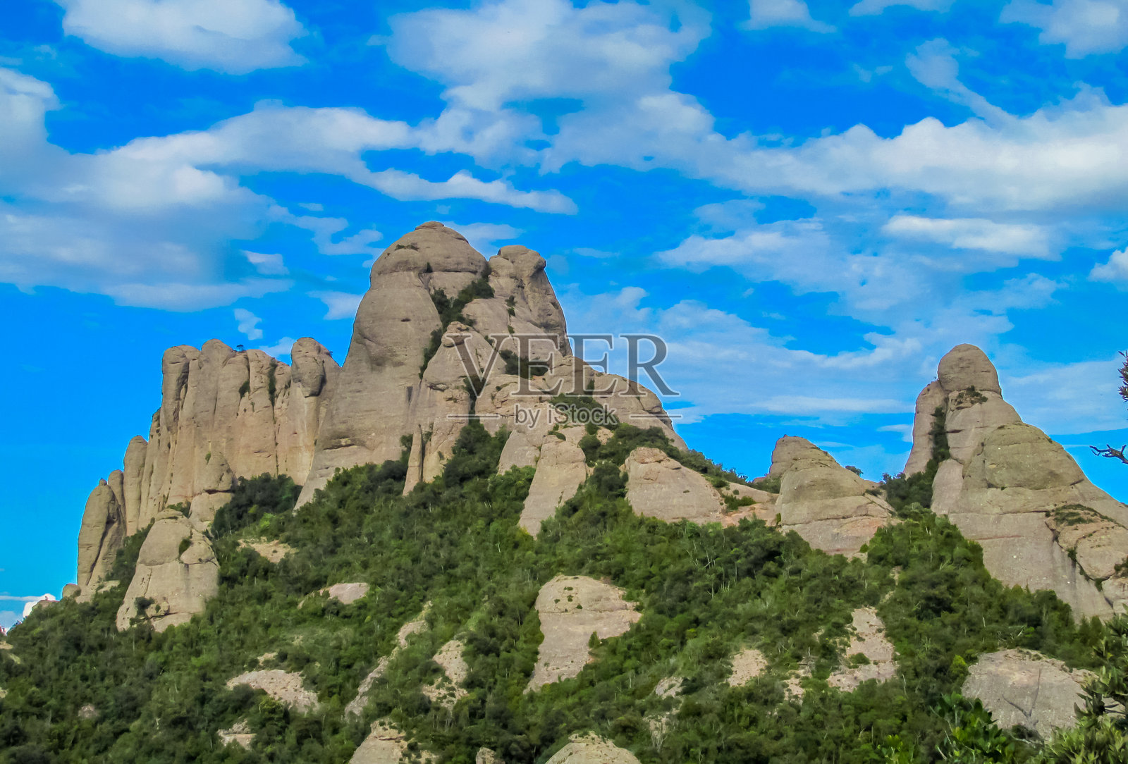 西班牙蒙特塞拉特山岩石构造,拥有崎岖的悬崖和垂直的塔楼照片摄影图片