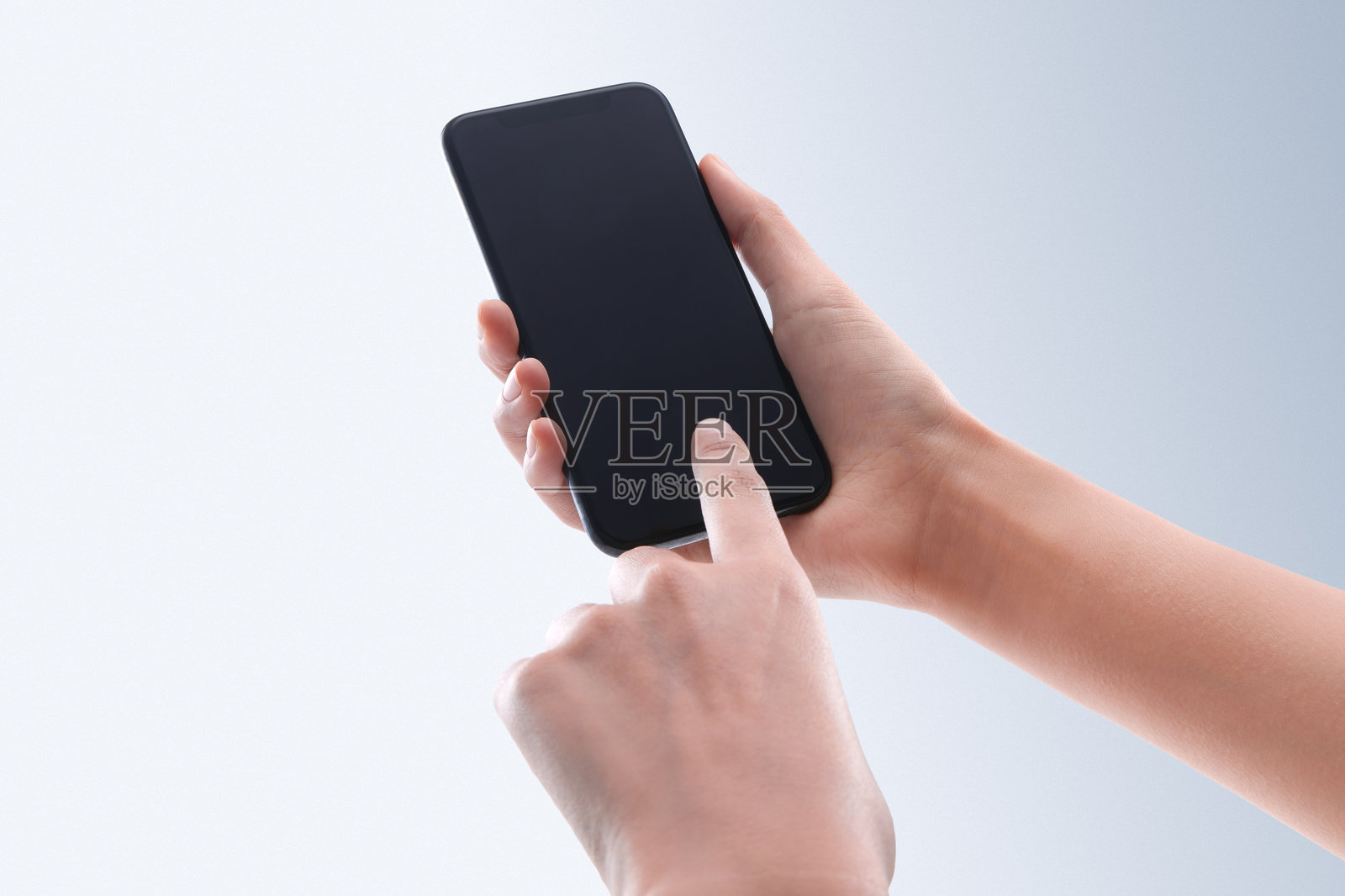 手持带有空白黑屏的智能手机照片摄影图片