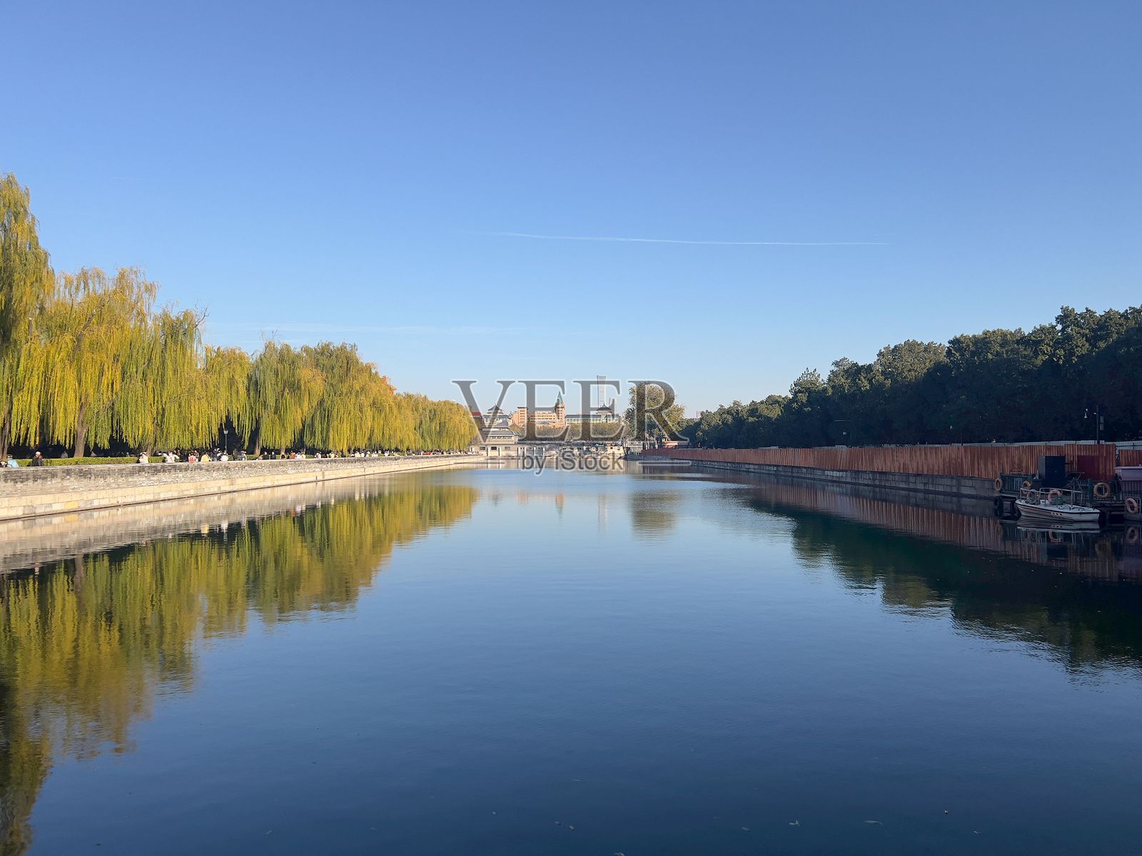 北京秋季倒影运河景观照片摄影图片