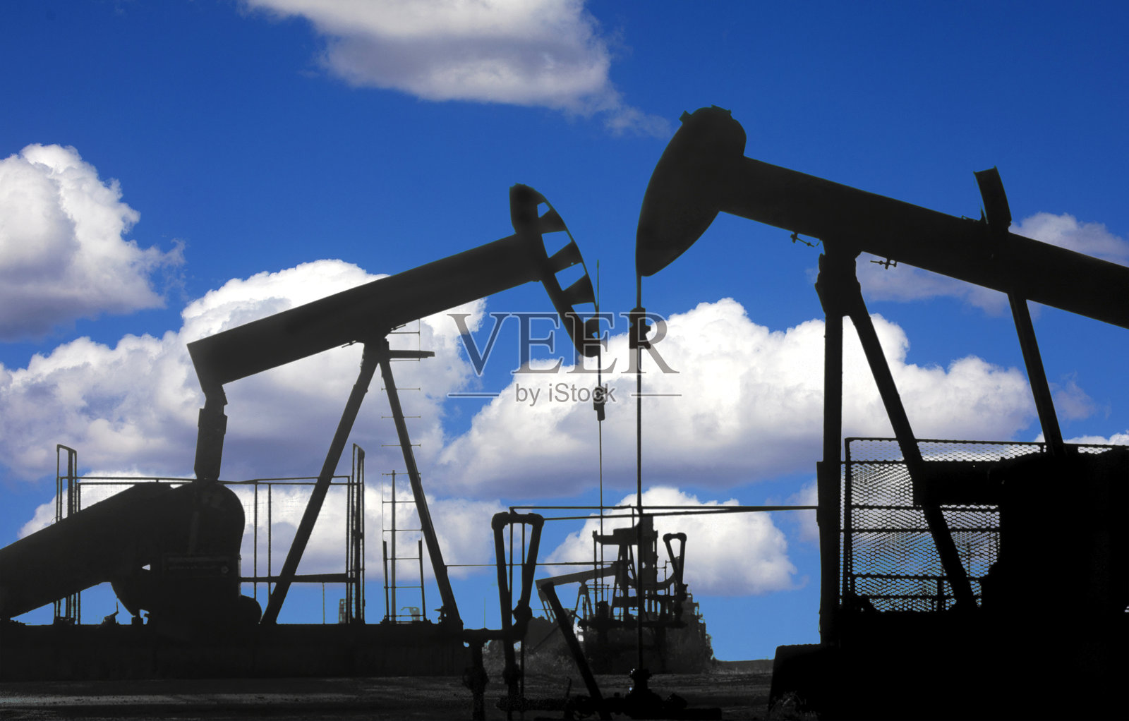 石油钻井平台和蓝天照片摄影图片