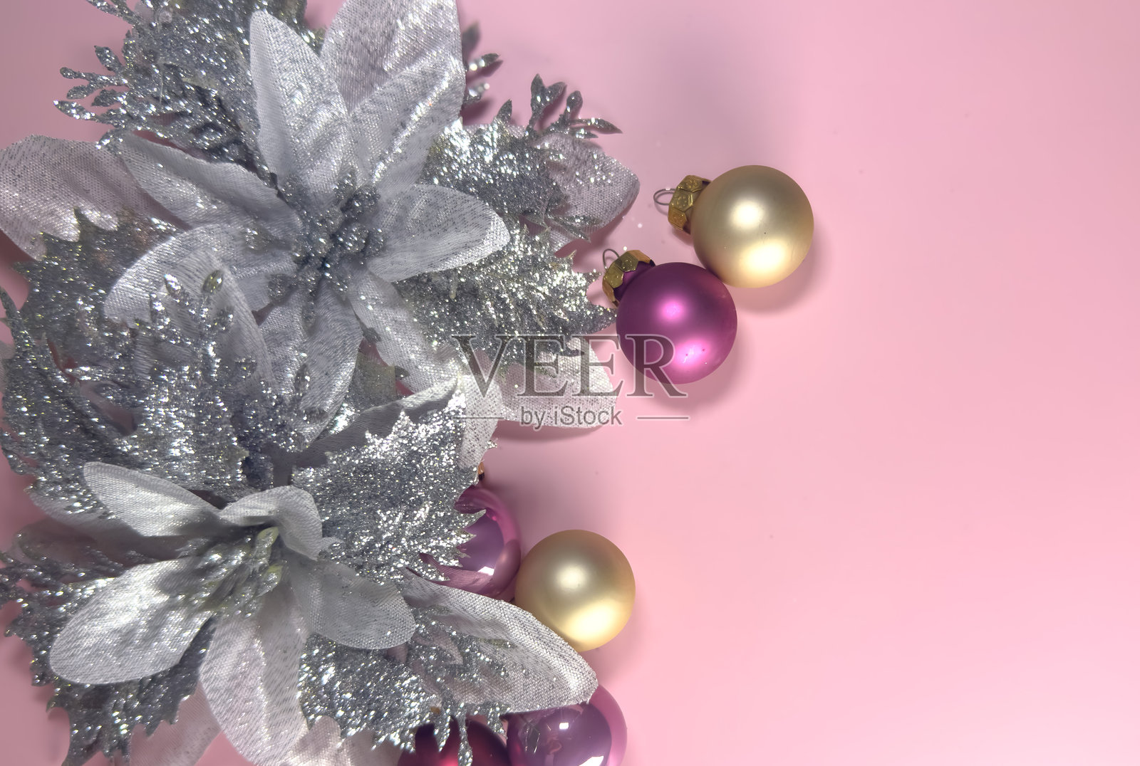 粉色背景上的银色雪花和球照片摄影图片