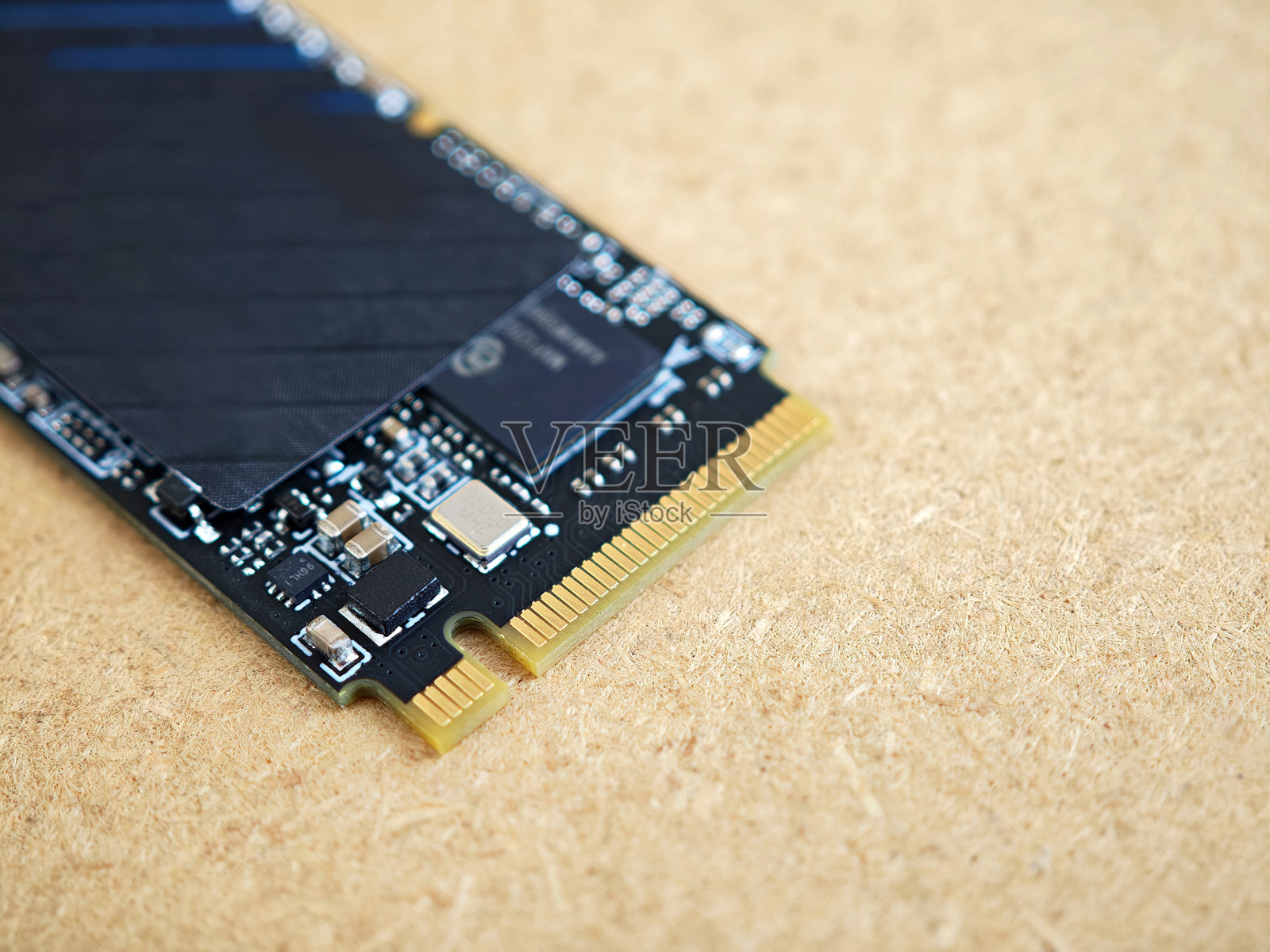 M.2 NVME SSD 边缘连接器特写宏观图像,PCB 上的金色触点,现代 PCI-e 固态存储模块细节,计算机硬件升级组件电子产品,简单抽象概念,无人照片摄影图片