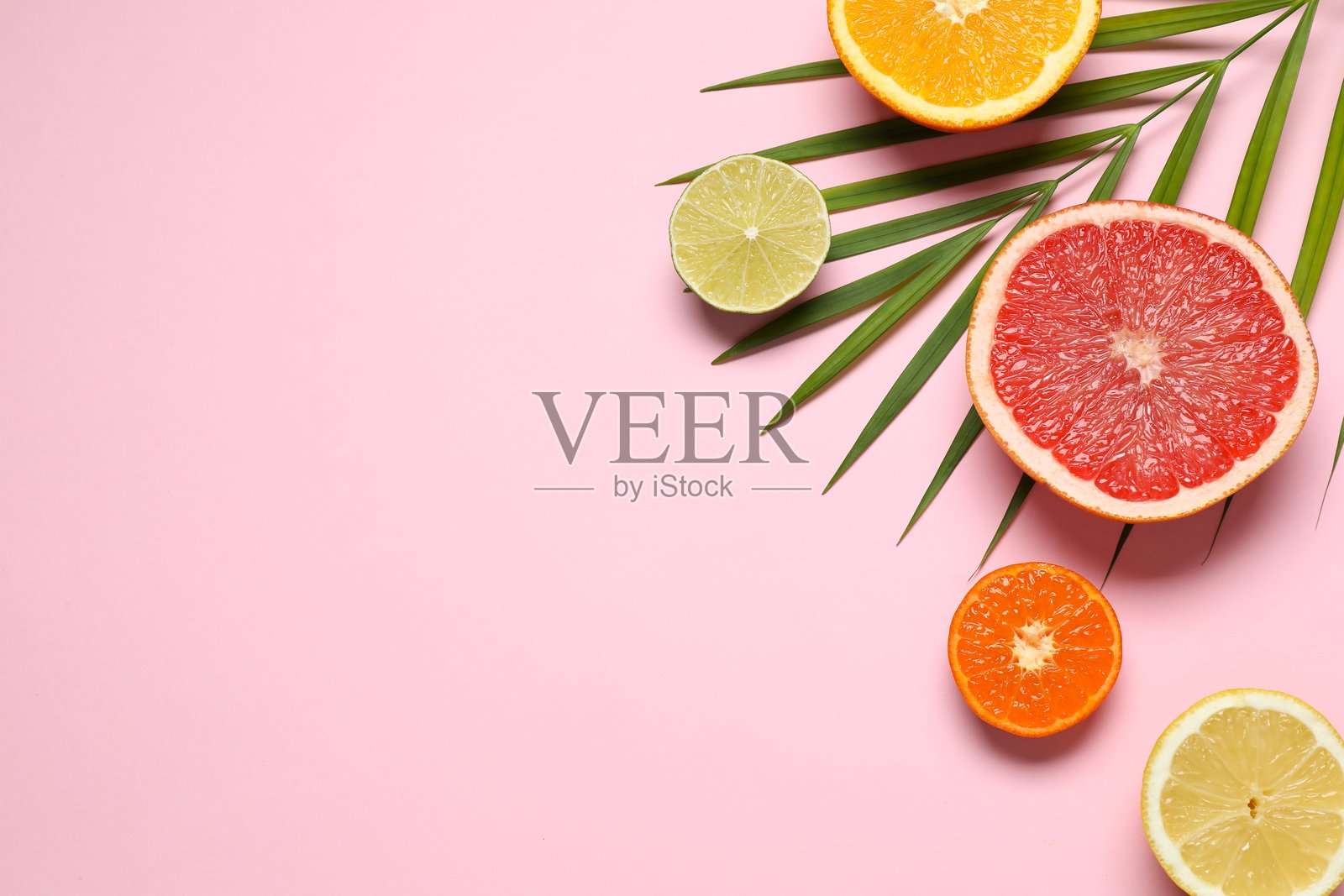 极简平铺的半个柑橘,留有复制空间。照片摄影图片