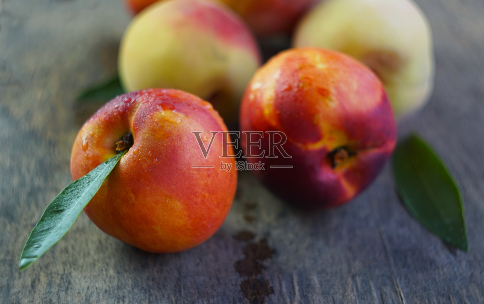 光滑无毛的桃子表面收集的水滴照片摄影图片