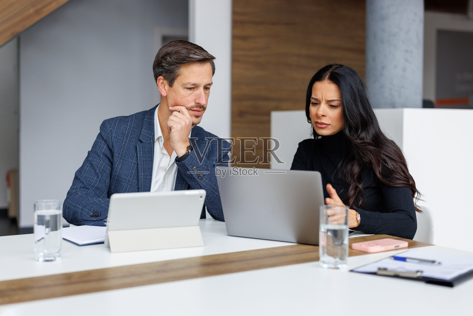 办公室里的商务同事在笔记本电脑上协作解决问题照片摄影图片