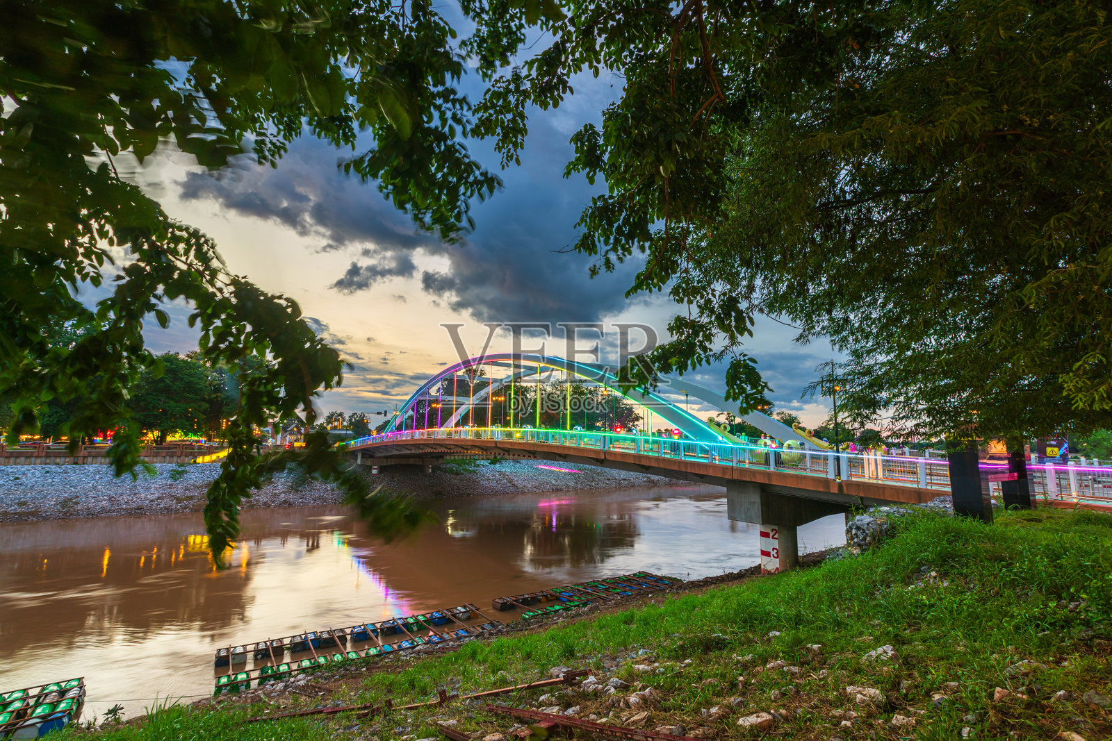 泰国彭世洛府南河上的讪宫桥(Chan Palace Bridge),一座新地标,是主要的公共旅游景点,傍晚日落时分。照片摄影图片