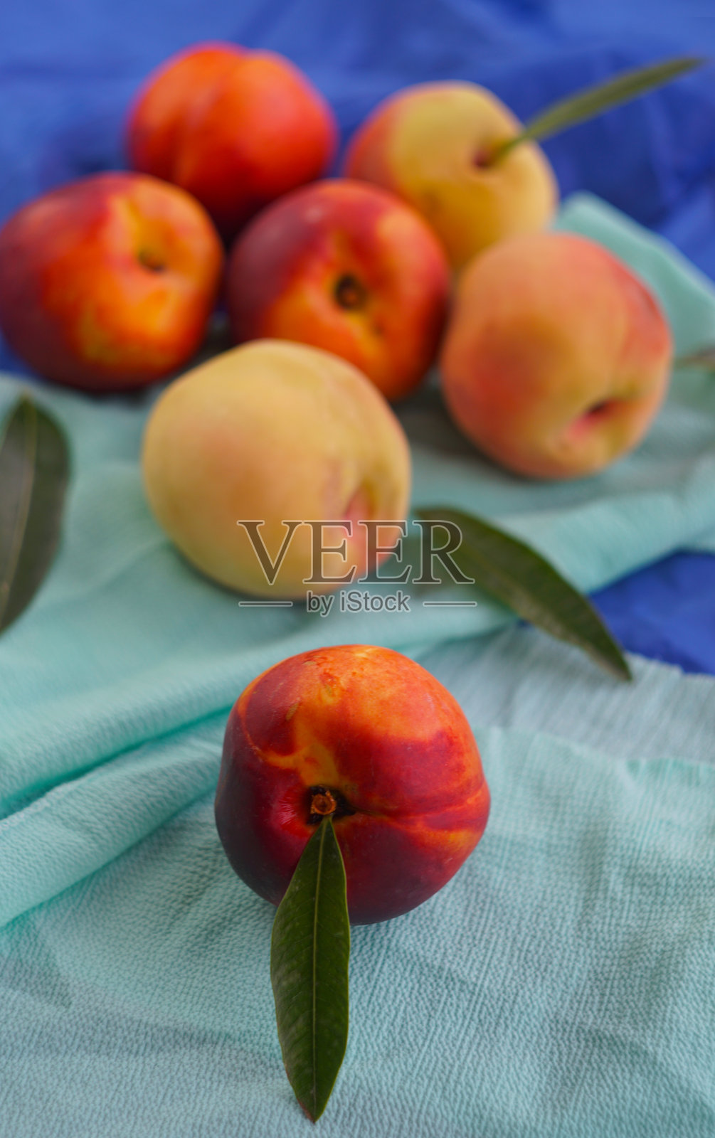 新鲜桃子堆叠在一起照片摄影图片