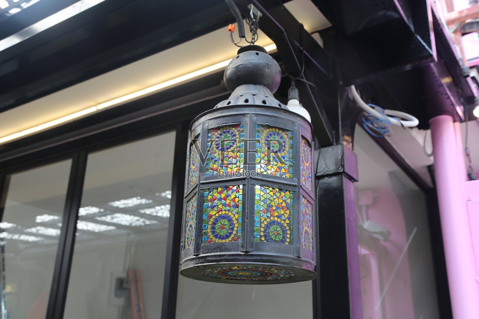 表面带有彩色马赛克图案的黑色铁艺悬挂灯笼照片摄影图片