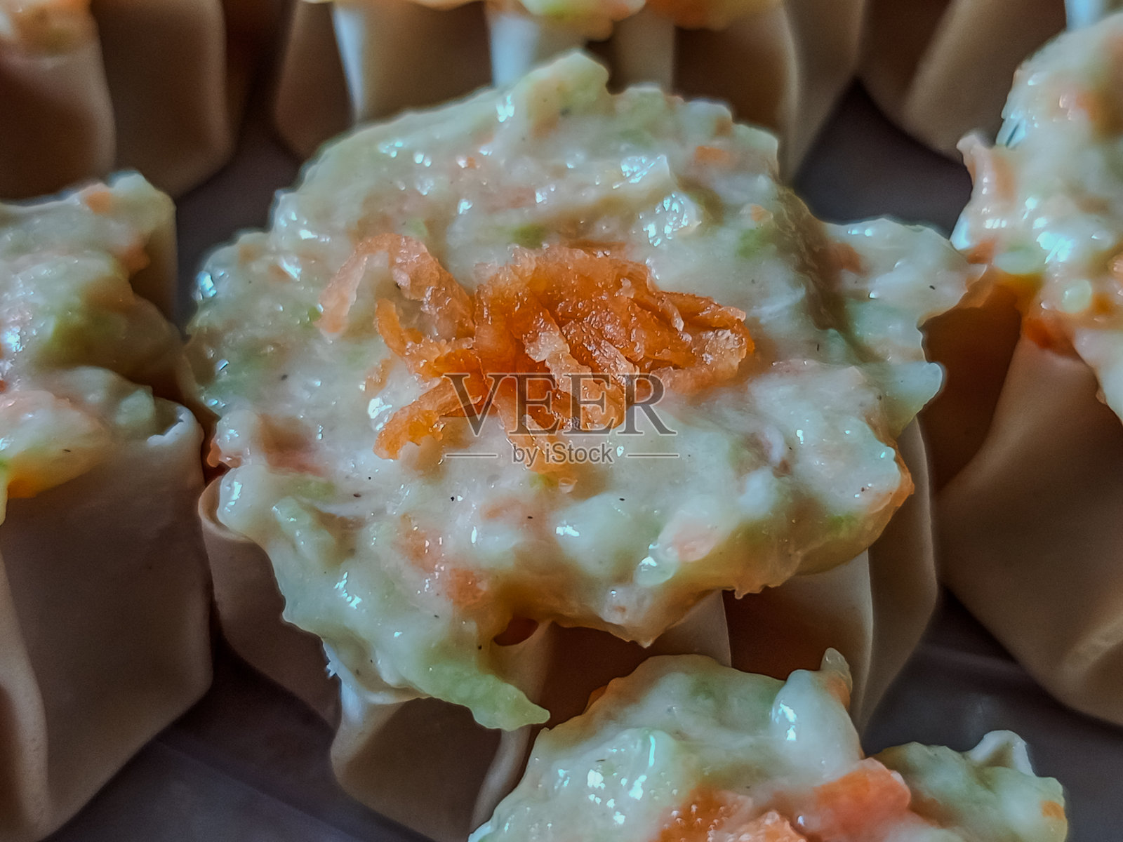 新鲜的点心馅料,配有馄饨皮和胡萝卜顶饰照片摄影图片