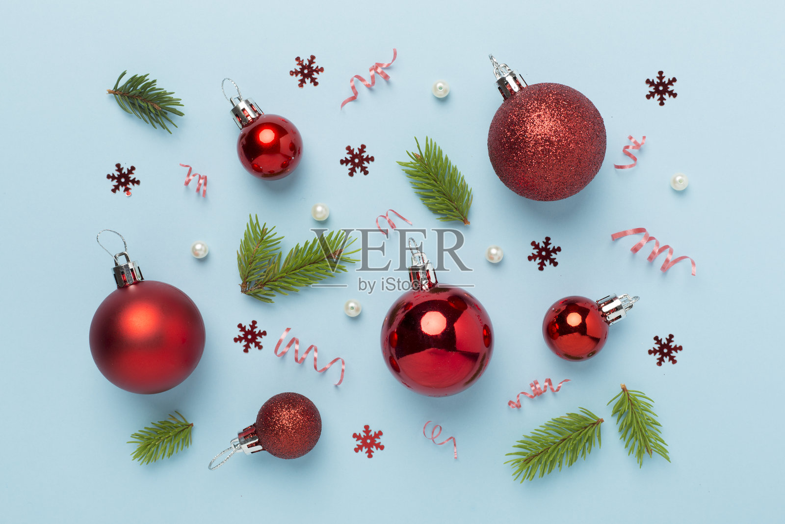 彩色背景上的红色圣诞装饰球,俯视视角照片摄影图片