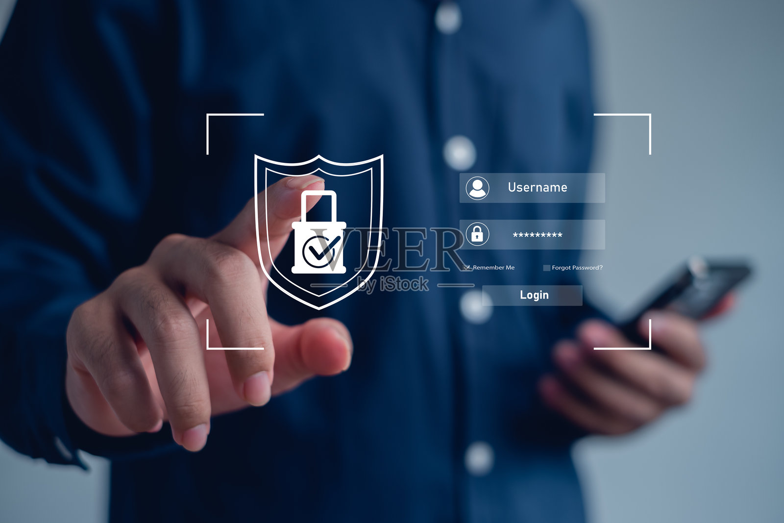 网络安全与移动认证概念,展示一人使用智能手机和安全盾牌图标进行登录。保护数据、密码安全、数字隐私,适用于在线技术和商业领域。照片摄影图片