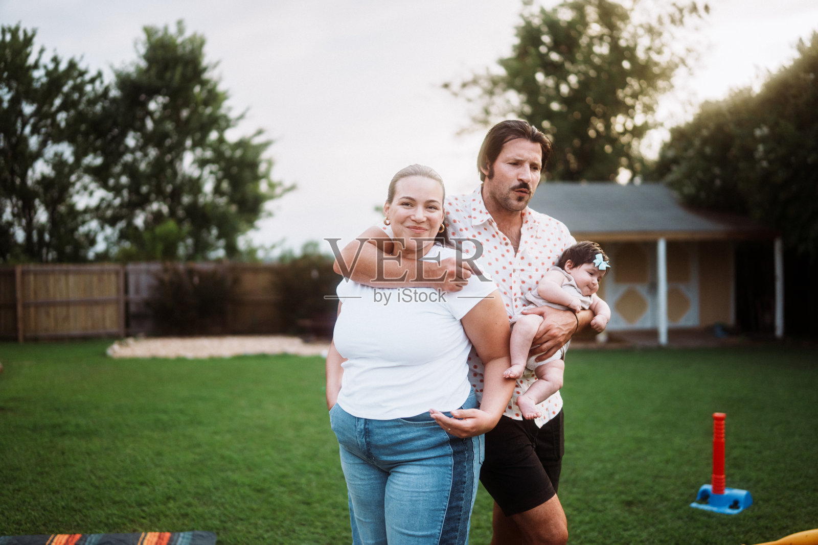 丈夫和妻子与他们的宝贝女儿在后院照片摄影图片