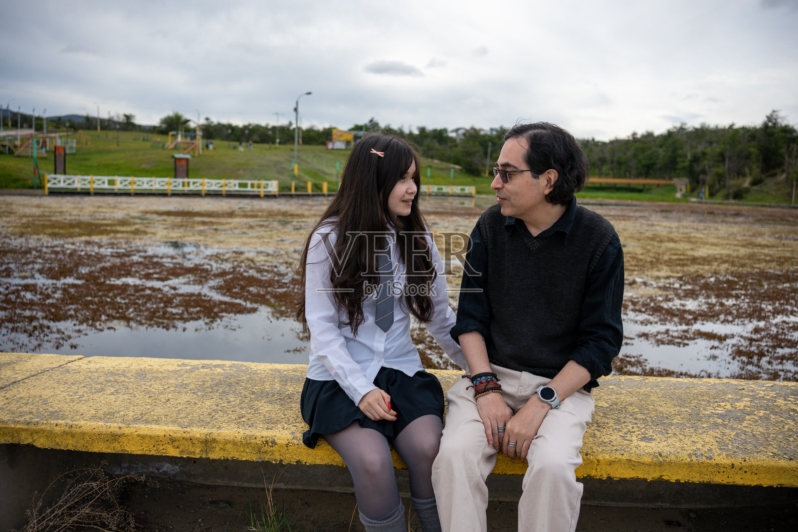 父女情深:世代连接的户外抓拍肖像照片摄影图片