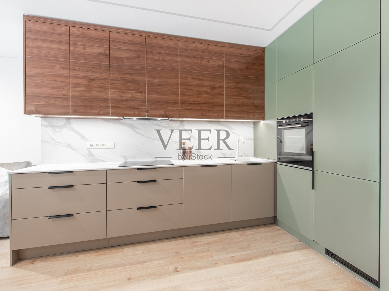 现代家居厨房内部,配有极简橱柜和木质点缀照片摄影图片