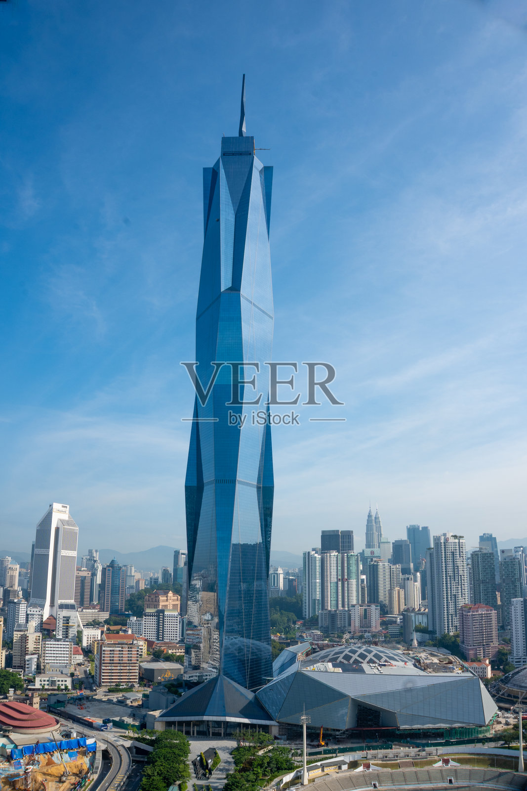 雄伟的默迪卡118摩天大楼在明亮的蓝天下俯瞰吉隆坡城市景观照片摄影图片
