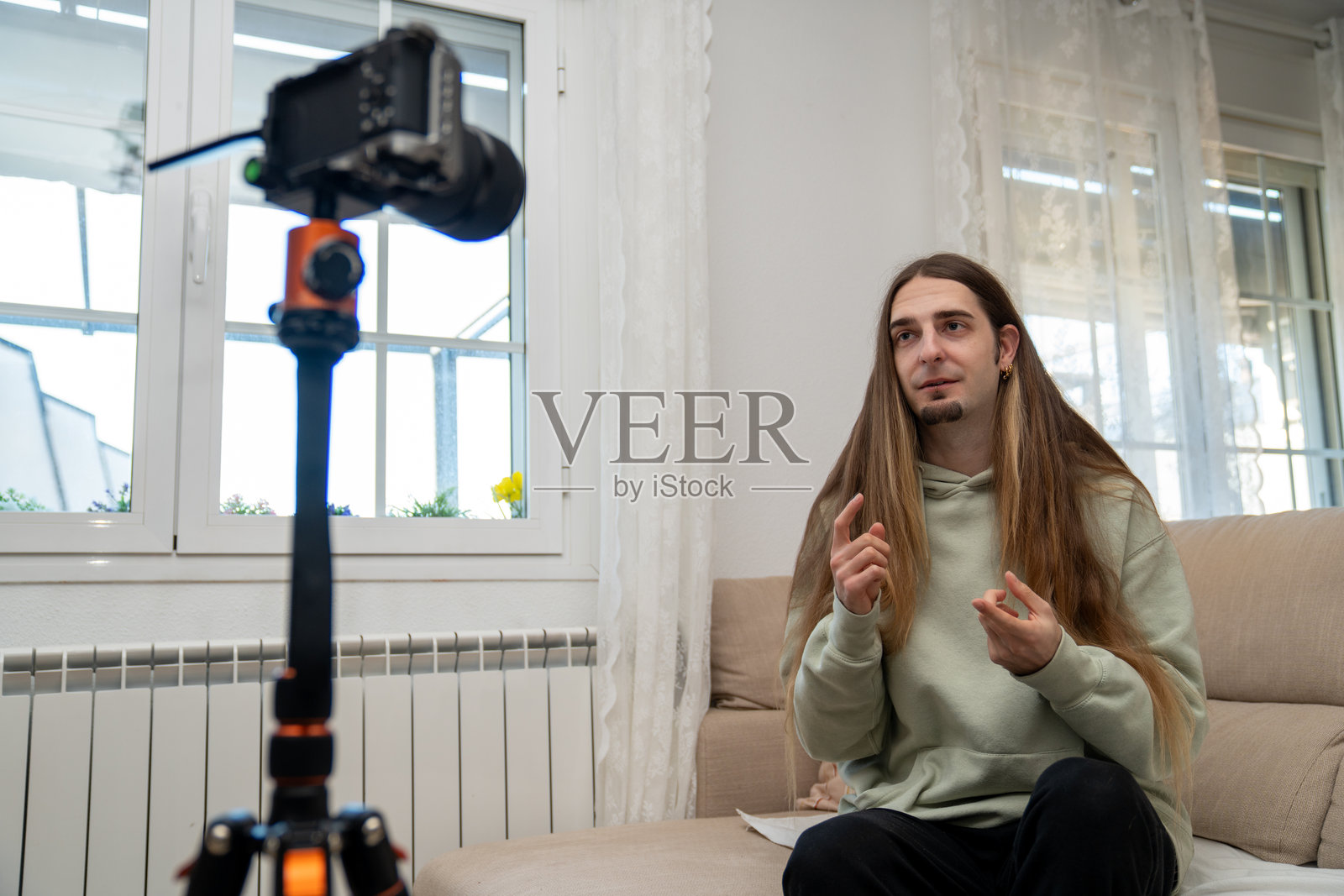 内容创作者在家拍摄视频,为社交媒体频道录制或进行直播照片摄影图片