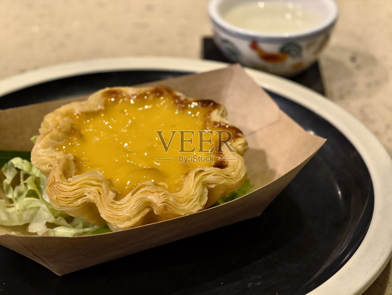 美味的酥皮蛋挞搭配生菜和风味饮品照片摄影图片