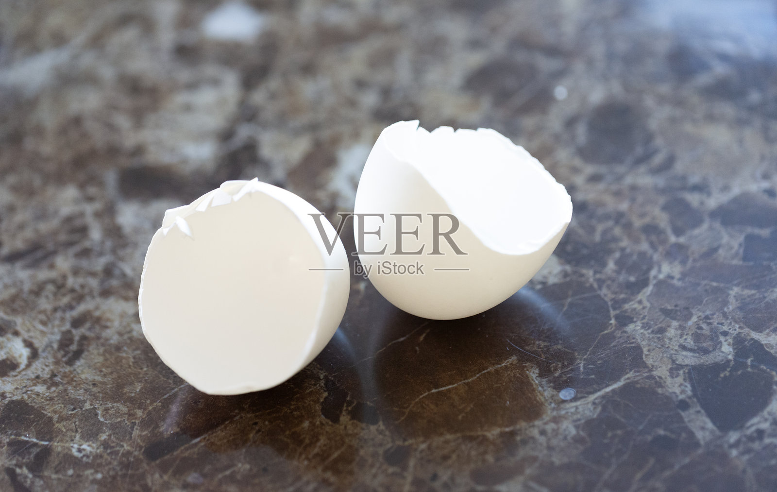 大理石桌面上的蛋壳照片摄影图片