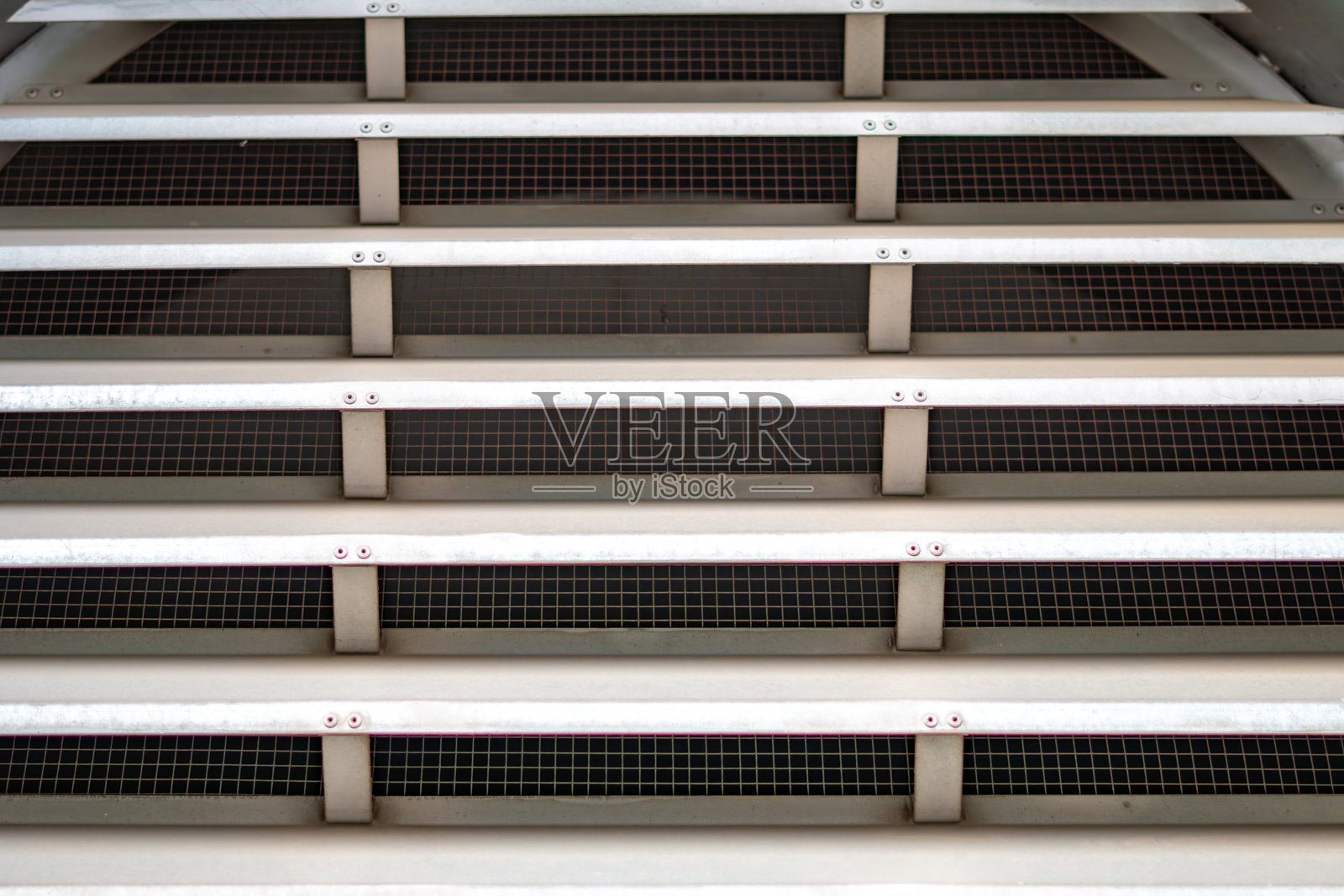 金属水平通风格栅条特写,带有保护网,构成了空气装置的技术元素照片摄影图片