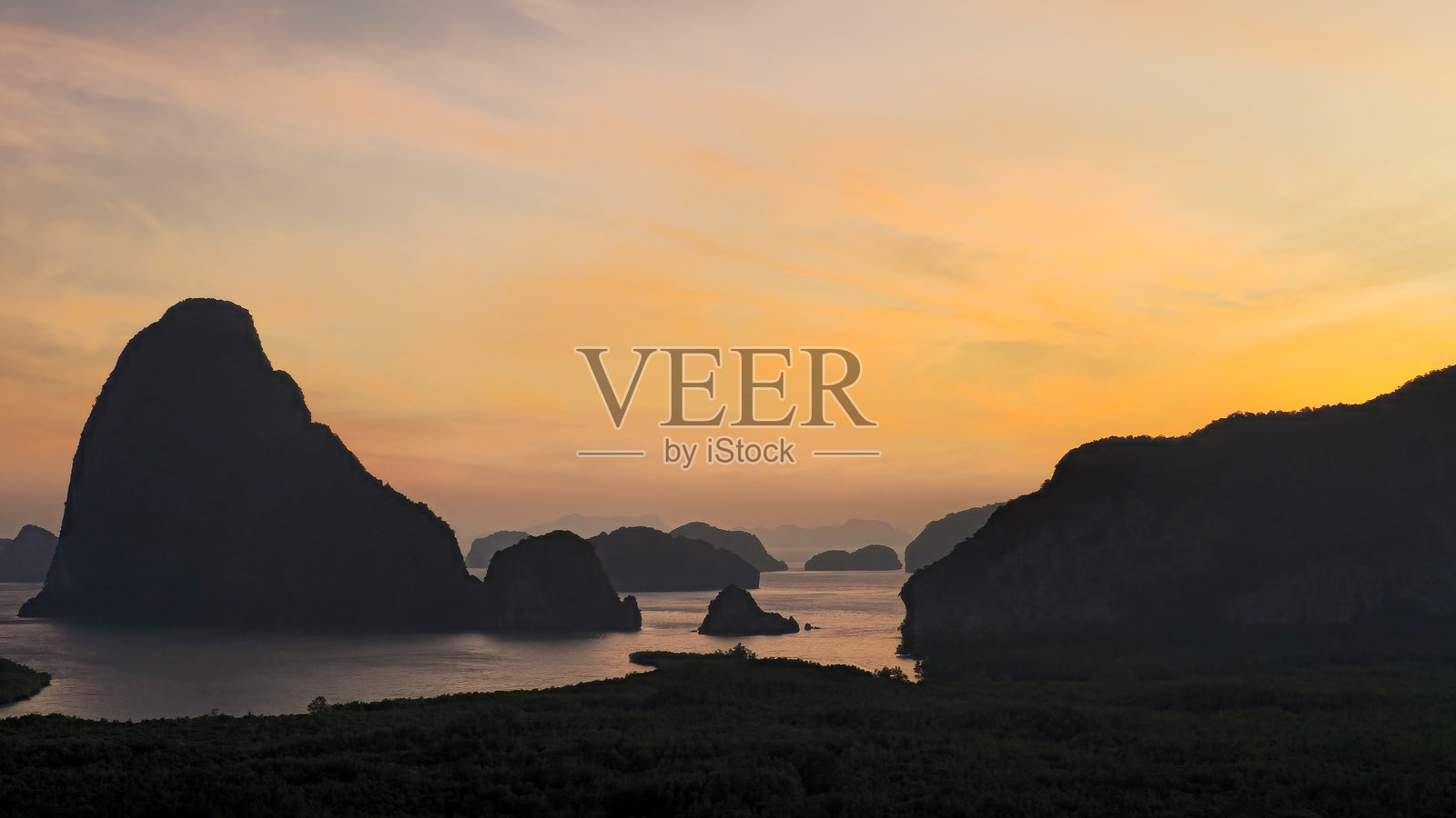 泰国攀牙湾日出景色,位于攀牙府甲遽县崆坚(Khlong Khian)照片摄影图片