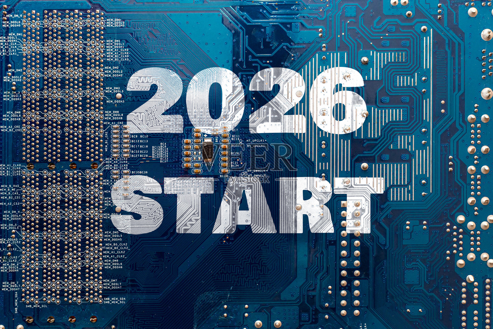 2026新年开端概念。电子计算机电路板硬件技术中的2026文字。主板数字芯片。计算机组件背景。照片摄影图片