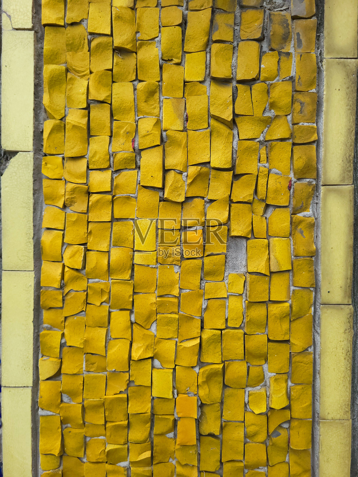 墙上的黄色陶瓷釉面马赛克照片摄影图片