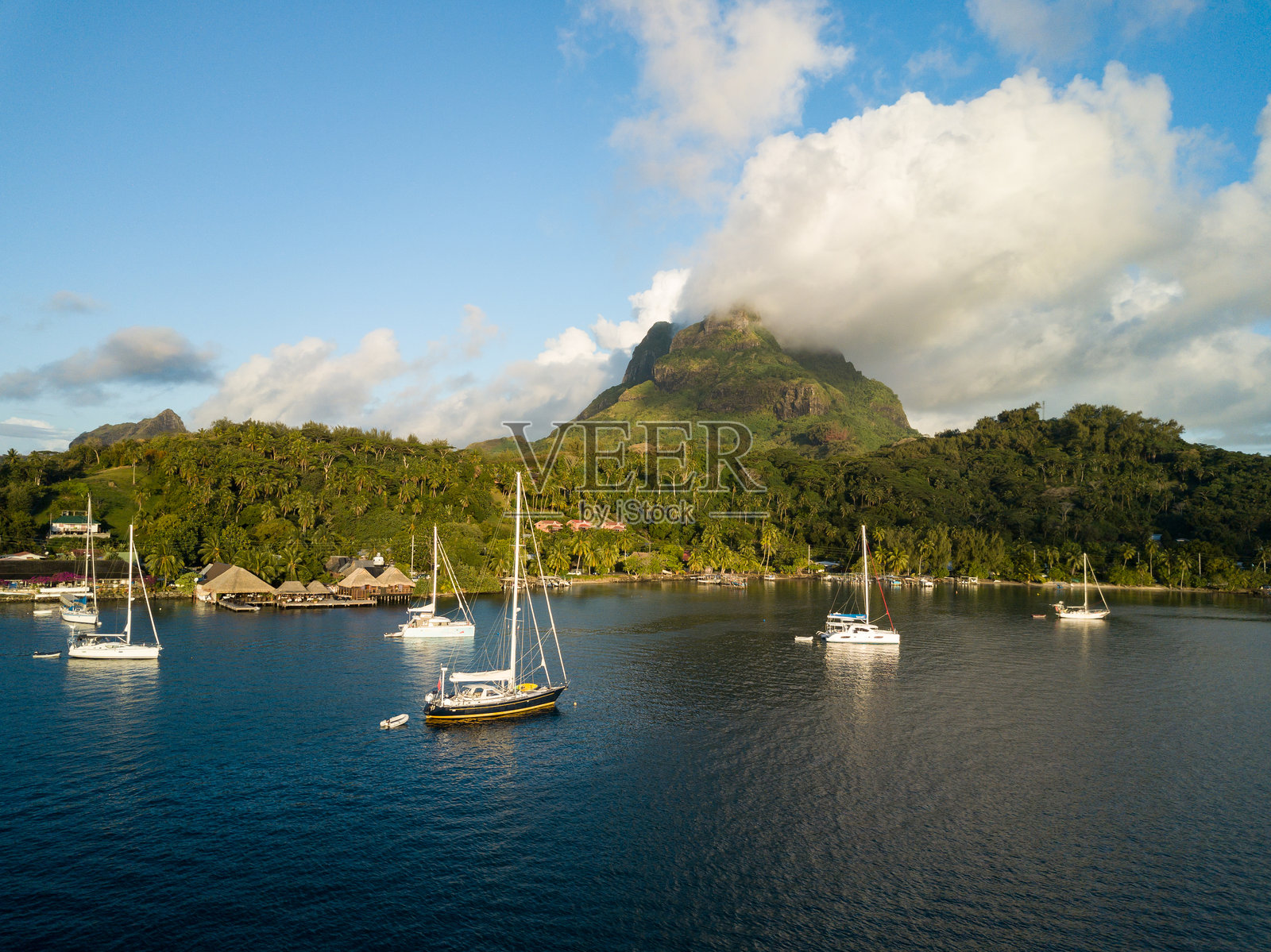 从无人机拍摄的鸟瞰图,展示了法属波利尼西亚南太平洋大溪地波拉波拉岛的蓝色潟湖和奥特马努山(波拉波拉岛鸟瞰)照片摄影图片