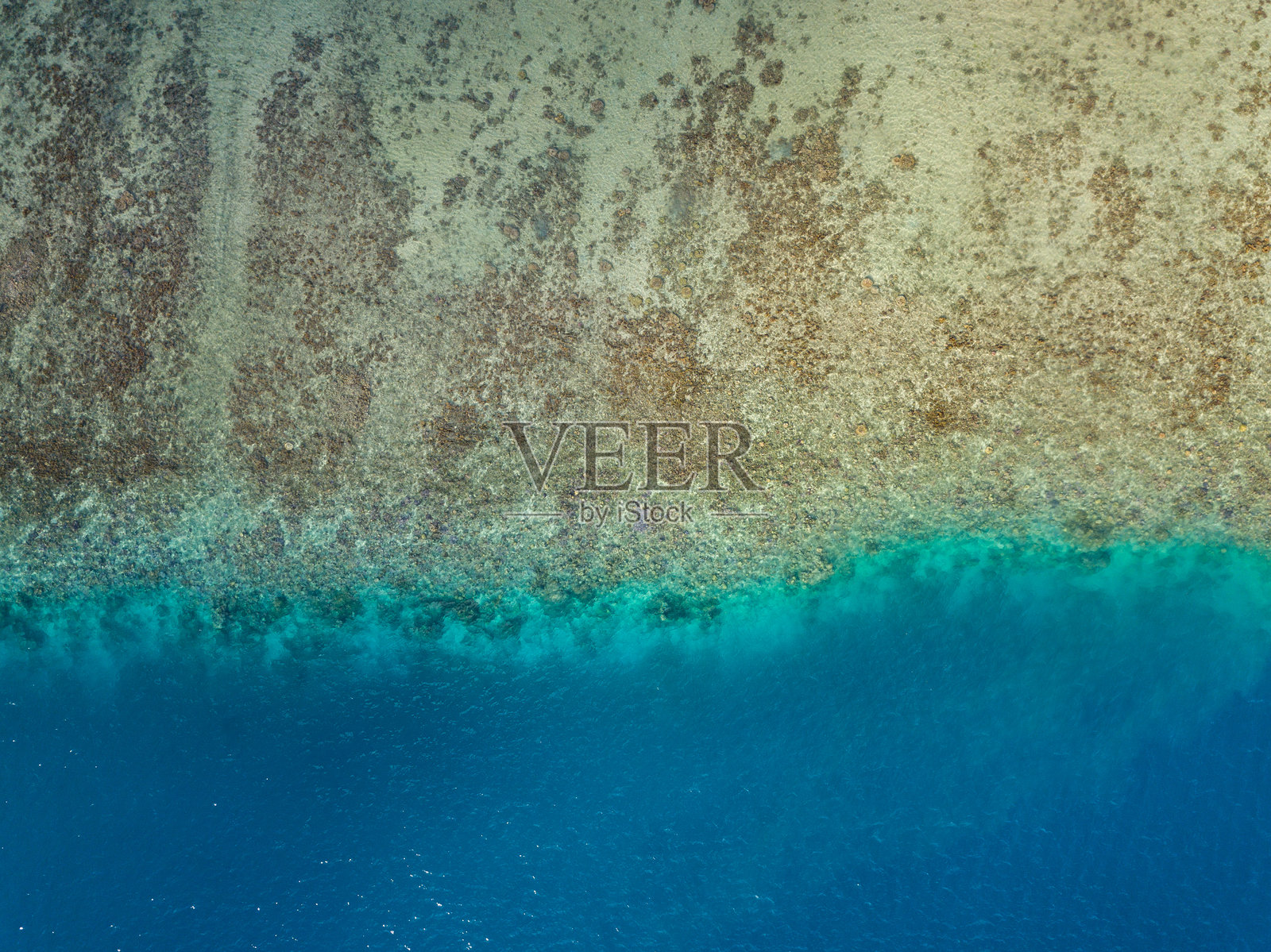 无人机航拍的法属波利尼西亚塔希提岛博拉博拉岛蓝色潟湖,南太平洋(博拉博拉岛航拍)照片摄影图片