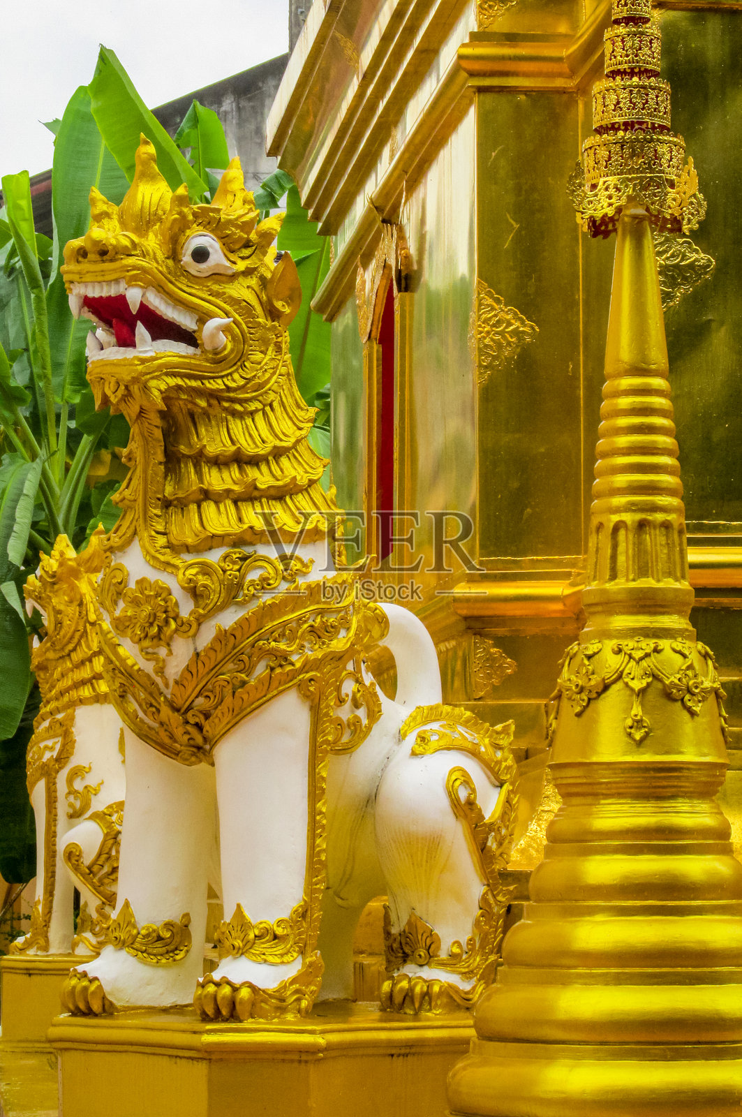 寺庙庭院中一座细节精美的麒麟雕像,代表中国文化中的神兽。照片摄影图片