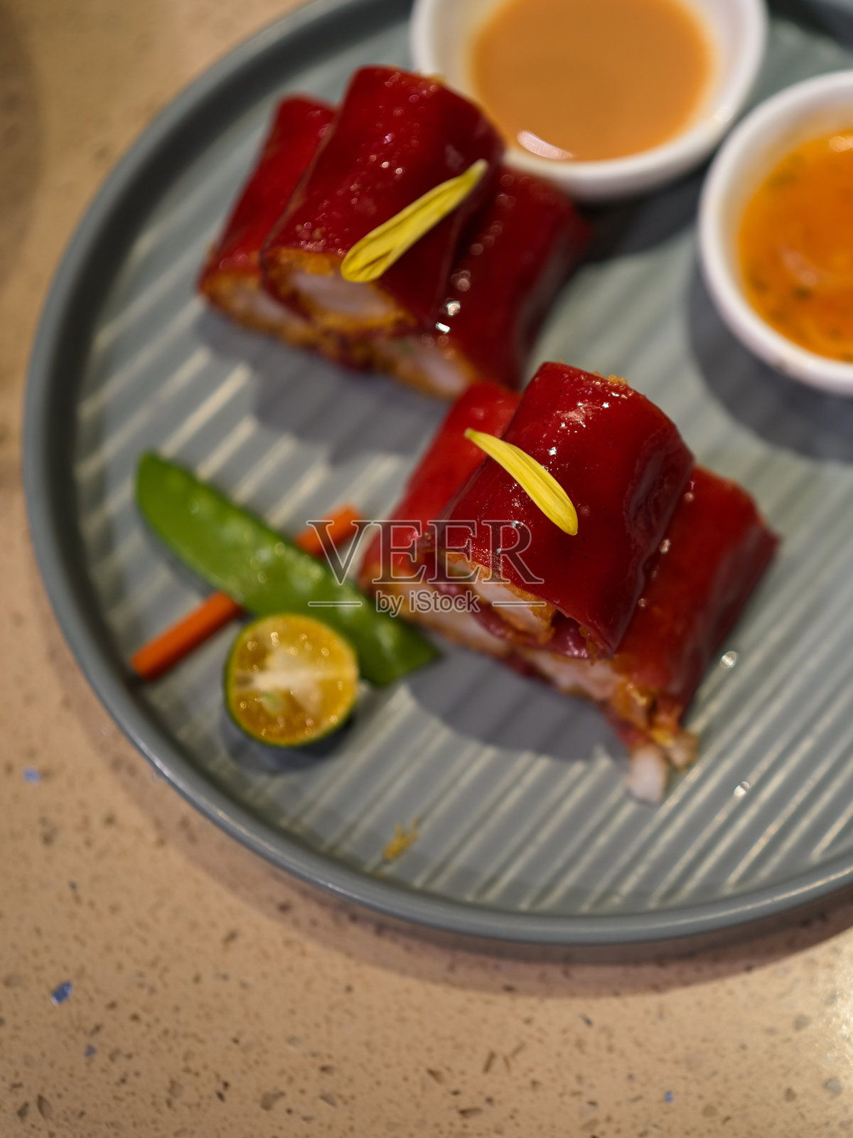 美味香脆的烤猪肉卷,配两种酱汁和配菜照片摄影图片