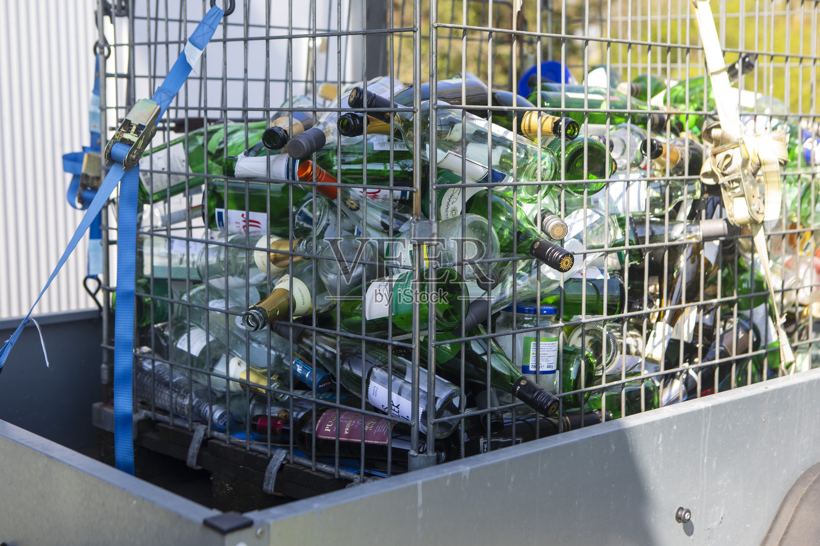 用于回收的玻璃酒瓶堆叠照片摄影图片