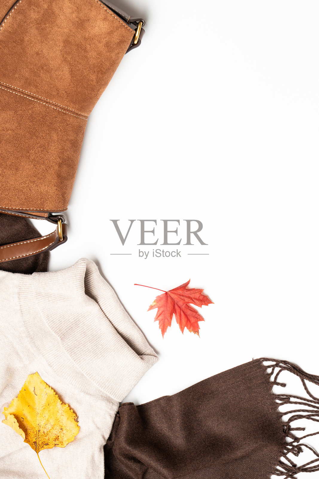 白色背景上的秋季服装和配饰,带有复制空间。照片摄影图片