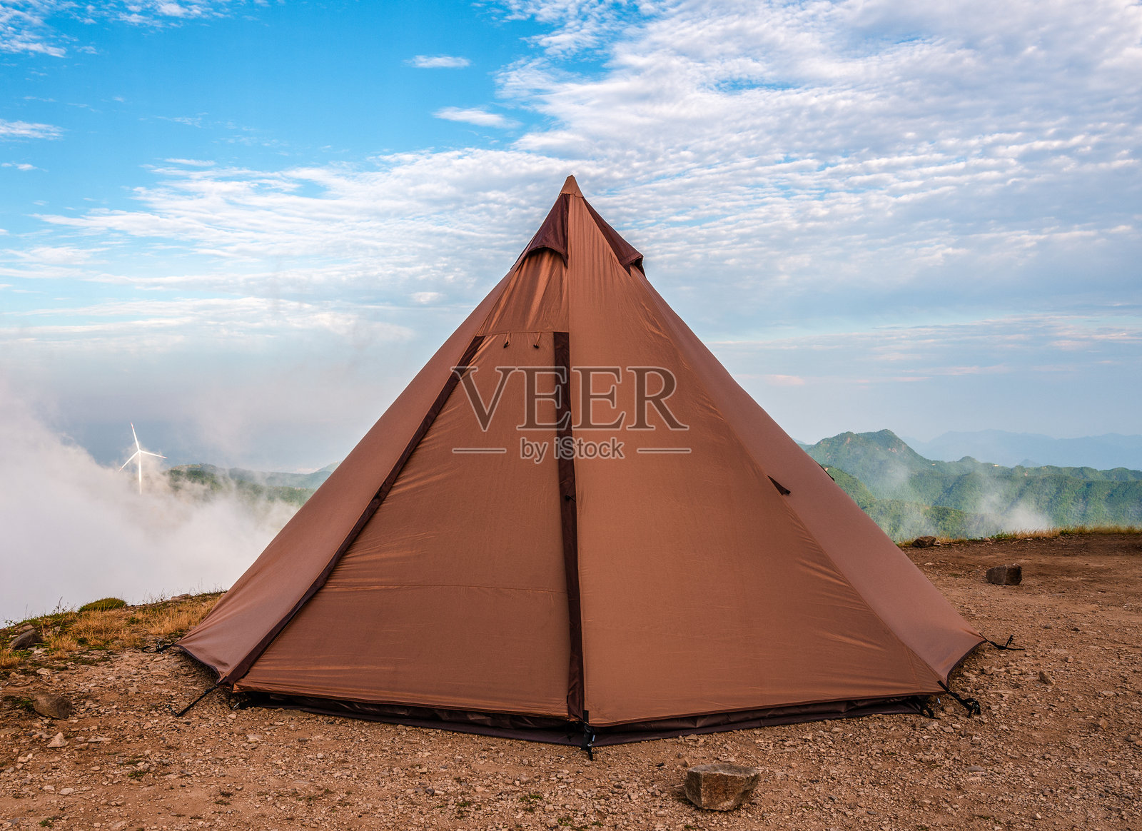 山顶上的露营帐篷照片摄影图片