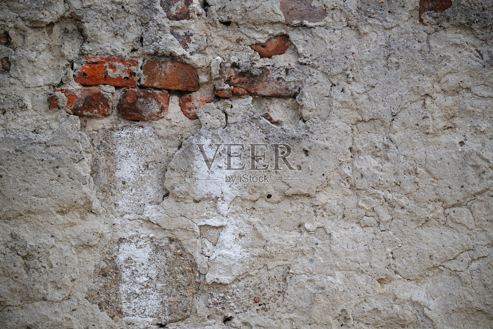 暴露砖块的陈旧抹灰墙照片摄影图片