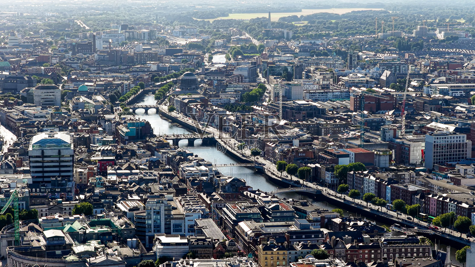 都柏林城市航拍全景,包括利菲河、桥梁和延伸至大海的都柏林港,爱尔兰首都的城市天际线,拥有历史和现代建筑,适用于旅游和社论的旅行和城市风光概念照片摄影图片
